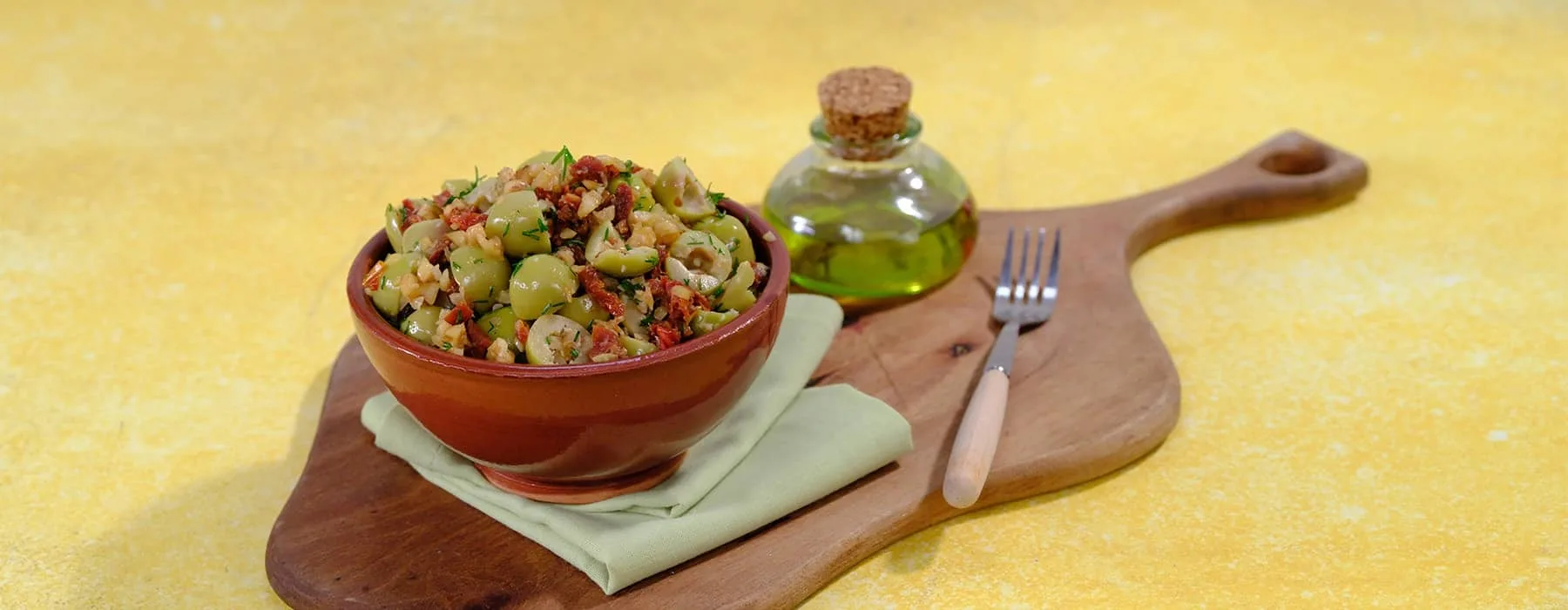 Cevizli ve Kuru Domatesli Zeytin Salatası